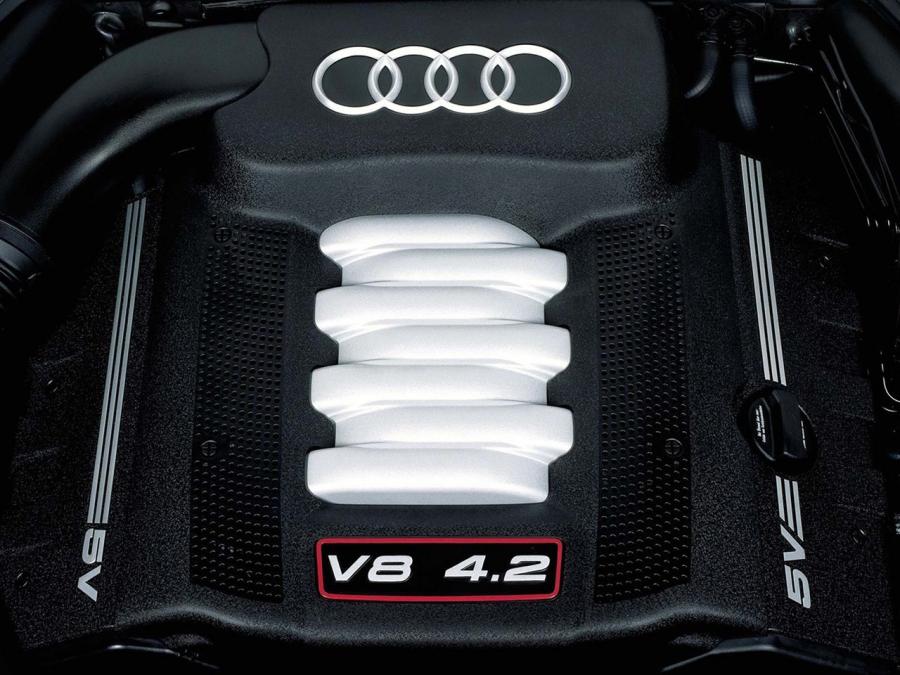 Моторный отсек Audi S8 (D2) 1996 года  (фото 3 из 14)